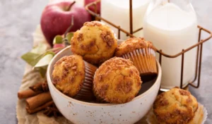 Schüssel mit 4 gesunden Zimt Muffins und zwei Flaschen Milch