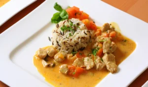 Weißer Teller mit Wildreis und Ananas Zimt Curry